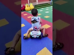 les enfants montent sur la voiture