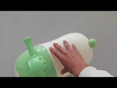 Penut conduit une voiture en jouet